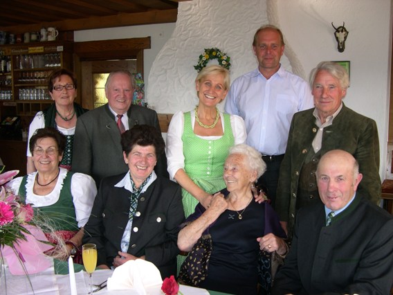 vorne: Greti Falkinger, Johanna Kepplinger, Maria Steger, Johann Kepplinger; hinten: Gretl Eberl, AltBGM Johann Falkinger, LAbg. Bgm. Sonja Ottenbacher, Vizebgm. Cornel Knapp und Julian Eberl